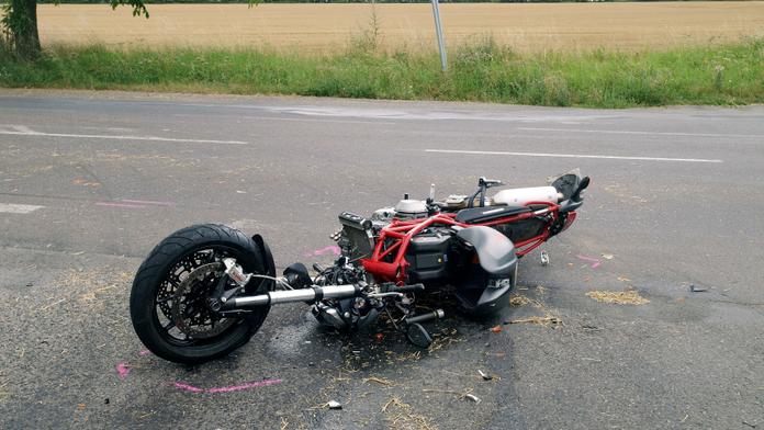 Řidička felicie přejela dvojitou čáru a srazila motorkáře (†25). Ten zemřel
