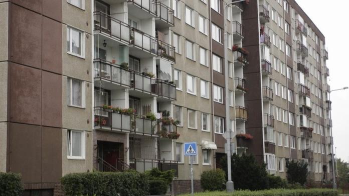 Dvouletý chlapec padal v paneláku dvě patra