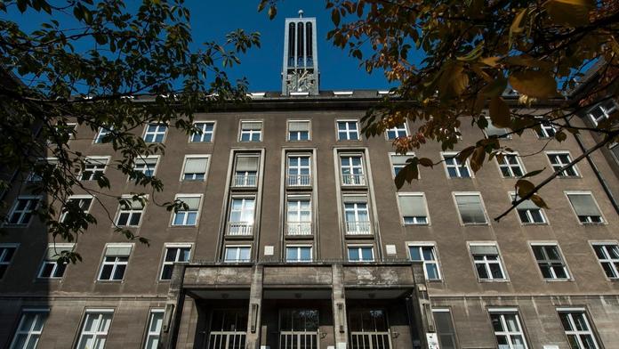 Žháři zapálili berlínskou radnici. Motivovat je k tomu měl konflikt v Gaze