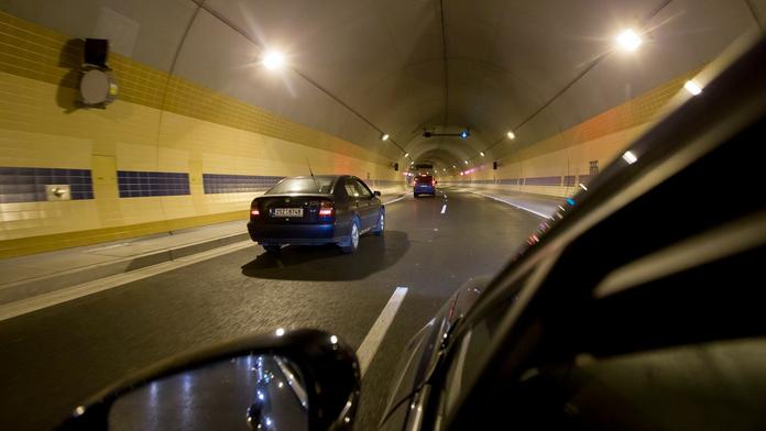 Tunel Mrázovka uzavřela nehoda. Provoz už se podařilo obnovit