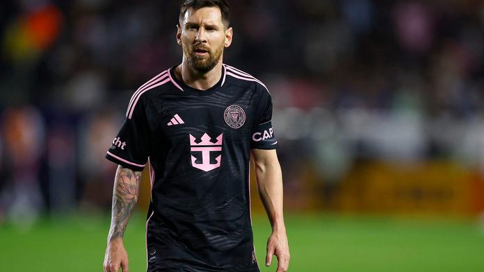 Messi si užívá s manželkou na jachtě. Na zraněné noze má ortézu