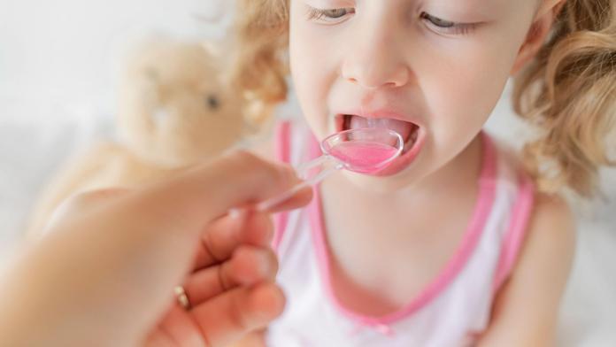 Sirup proti kašli nejspíš zabil nejméně deset dětí. Výrobce léku čelí stíhání