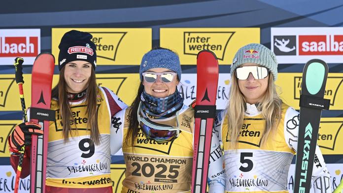 Mirjam Puchnerová (vlevo), Breezy Johnsonová (uprostřed) a Ester Ledecká