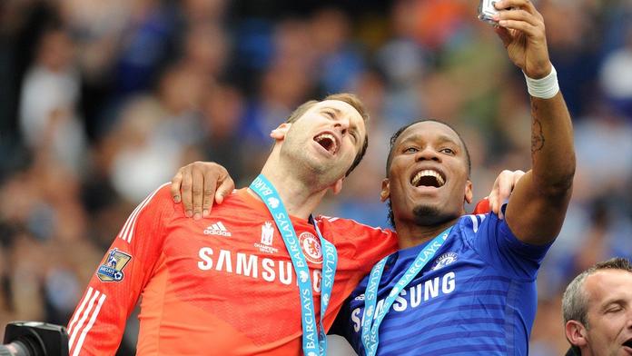 Petr Čech v bráně Chelsea. Už jsem taky na cestě, žertoval Drogba