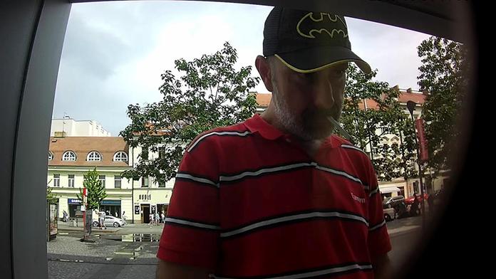 Chlapík v čepici s Batmanem uniká policii. Z cizí karty vybral už 150 tisíc