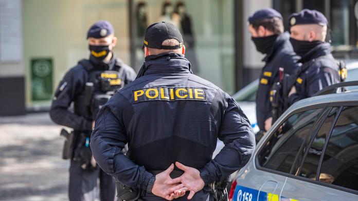 Žena měla pobodat tři malé děti. Jedno je po smrti, dvě v nemocnici
