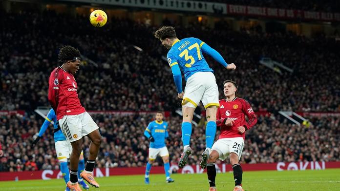 Ladislav Krejčí skóruje proti Manchesteru United