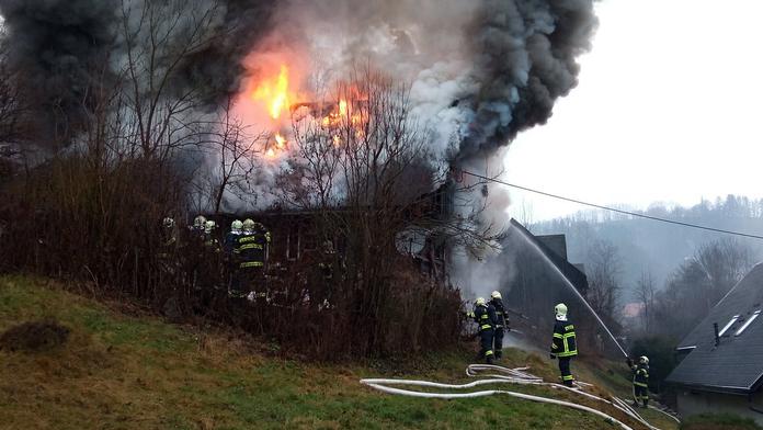 Smrtící požár roubenky na Semilsku! Uhořel v ní 82letý senior