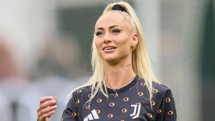 Fanoušci šílí. Fotbalová kráska trénovala na pláži, ukázala skoro všechno