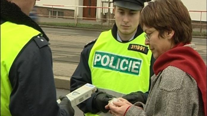 Opilý mladík bez papírů řídil kradené auto
