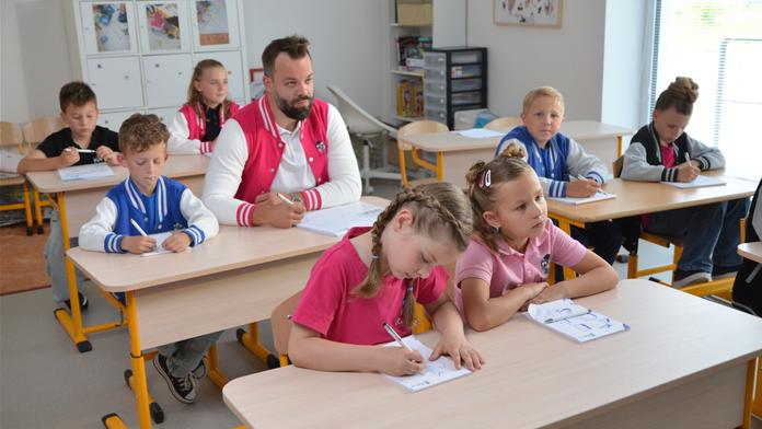 Gudas září v zábavném hudebním klipu: Vrátil se do lavic a dal učitelce 'bodyček'