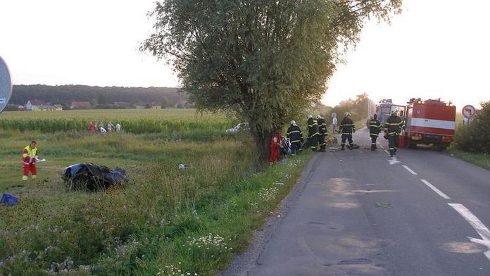 Devatenáctiletý řidič narazil s fordem do stromu, těžce se zranil