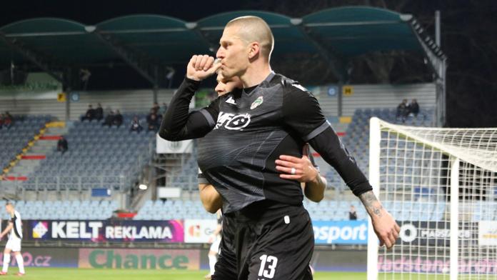 Zdeněk Ondrášek, bývalý reprezentant a nyní hráč Žižkova, se raduje z gólu na hřišti svého bývalého týmu Českých Budějovic