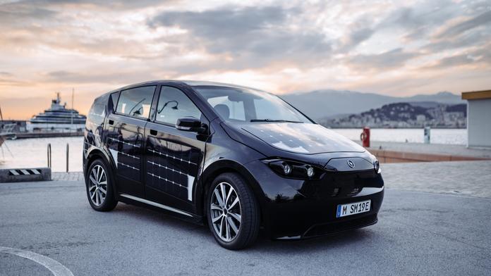 Auto jezdí na slunce! Nacpali do něj mech a 330 solárních panelů