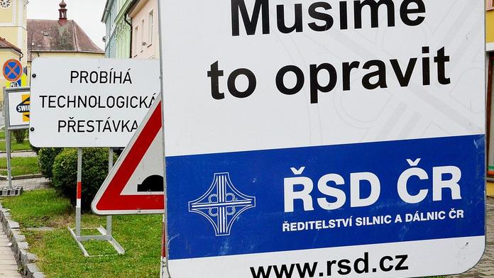 Práce v noci, v dešti i o víkendu. Zrychlí se stavby dálnic i u nás?