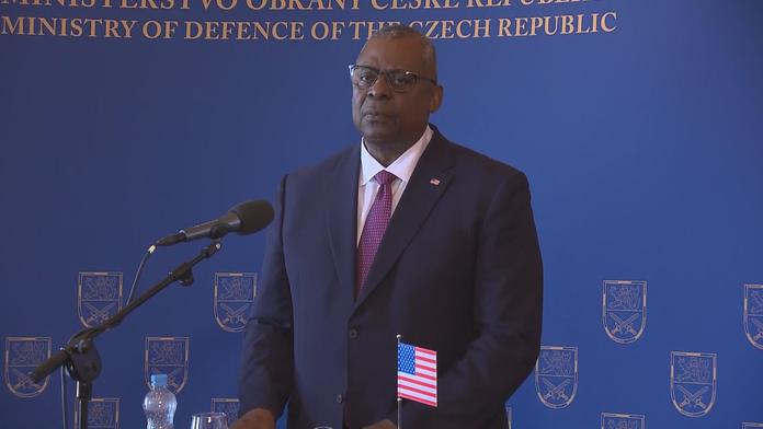 Americký ministr obrany je v nemocnici. Zkomplikovala se mu operace