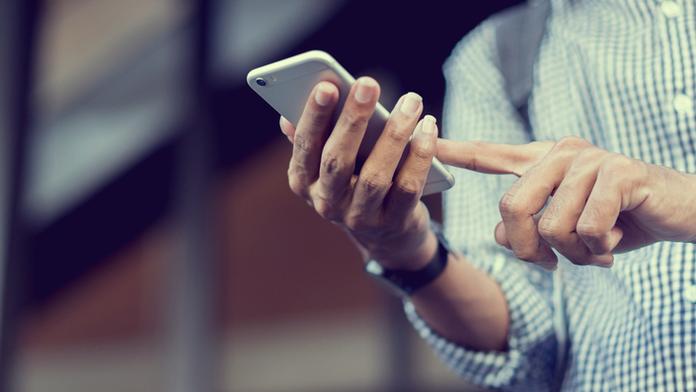 Muž kradl v práci mobilní telefony, doma schovával stovky přístrojů