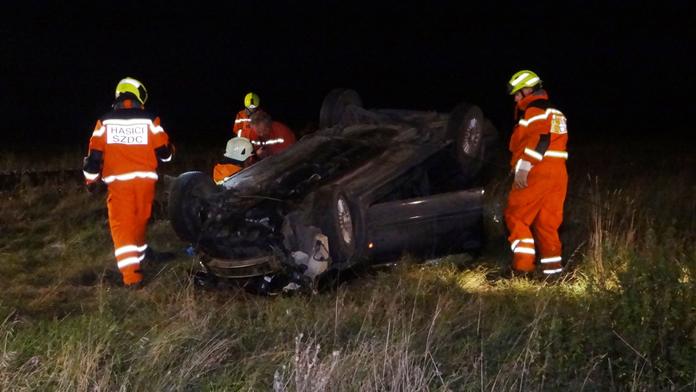 Auto vylétlo ze silnice a skončilo na střeše, řidič nehodu nepřežil