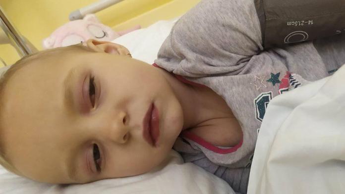 Covid ohrožuje děti. Dvouletá Sofinka leží s vážným syndromem na JIP