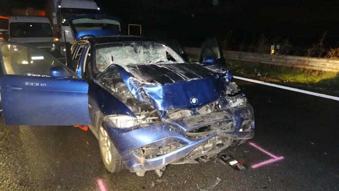 Německý řidič na dálnici rozstřelil své BMW o fabii s vozíkem. Nepřežil