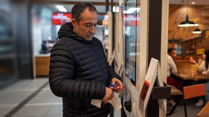 Češi zuří kvůli spropitnému ve fast foodech. Za co to máme platit, nechápou