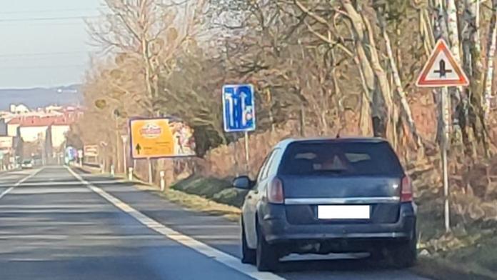 Řidič nadýchal přes 2,5 promile. Kamarád mu přijel pomoci, hrozí mu vyšší trest