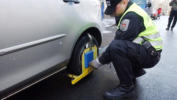 Nákupní horečka vrcholí. Návod jak přežít vánoční parkování