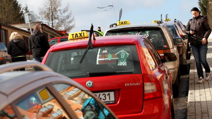 Dívka (17) si v noci zastavila taxíka, řidič (34) ji v autě brutálně znásilnil