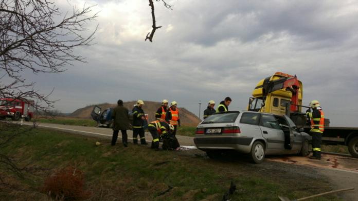 Batole při nehodě na R35 vyletělo z auta. Je těžce zraněné