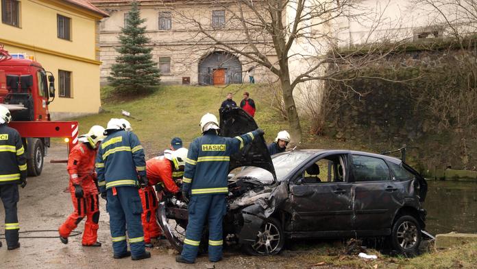 Zfetovaný řidič prchal před policisty, s kradeným autem skončil v kontejneru
