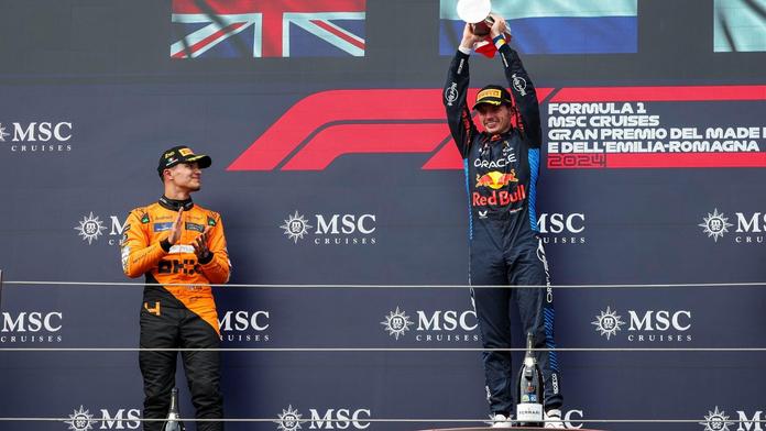 Druhý Lando Norris sleduje slavícího Maxe Verstapppena