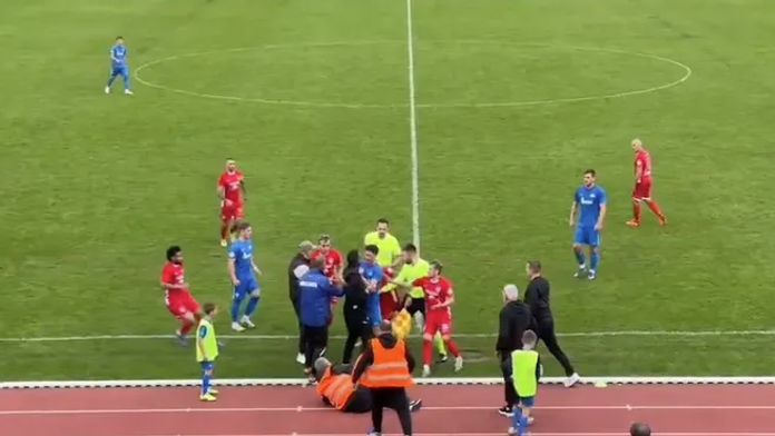 Úder pěstí, nadávky do Maďarů a tři červené za urážky. Slovenský fotbal řeší skandál