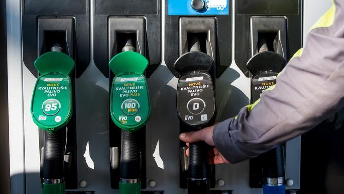 Slovenští řidiči v šoku. Na pumpách se objevil benzín za 100 korun za litr