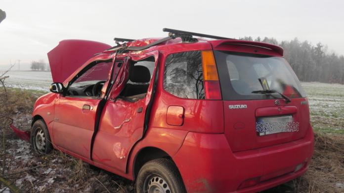 Při nehodě zemřel policista, syn (3) bojuje o život. Nebyli připoutaní