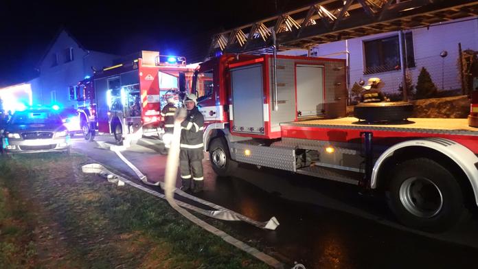 Sběrači odpadků si omylem podpálili dům, kouř zamořil město