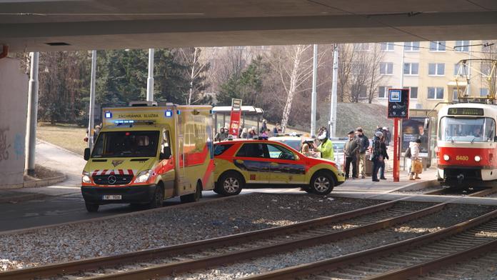 Ženu v Praze srazila tramvaj, v nemocnici zemřela