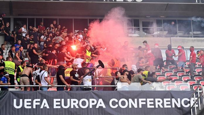 Peklo na tribunách. Fanoušci Nice a Kolína po sobě pálili světlicemi