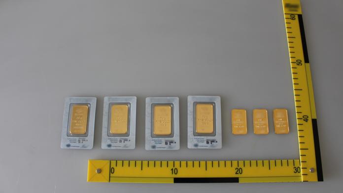 Zlaté cihličky ukryté v posteli odnesl zloděj, škoda jde do statisíců!