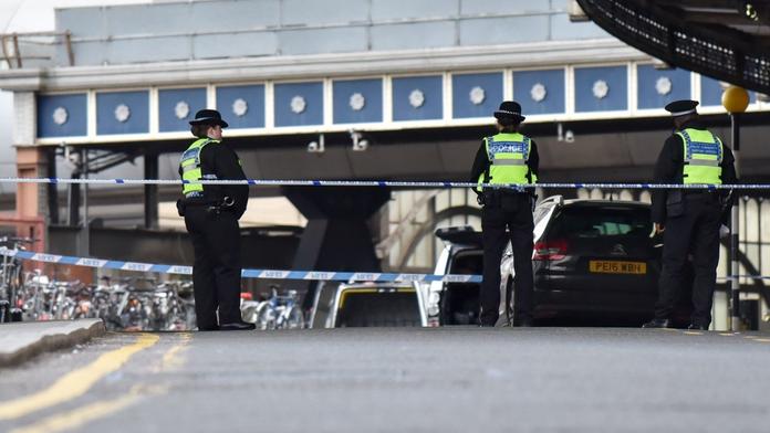 Výbušné obálky do Londýna přišly z Irska. Policie: Může jich být víc!