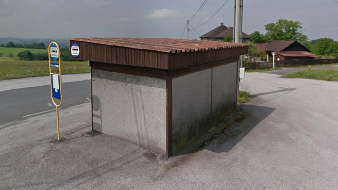 Cesta z oslavy skončila smrtí! Mladý chlapec vytáhl na kamaráda zbraň