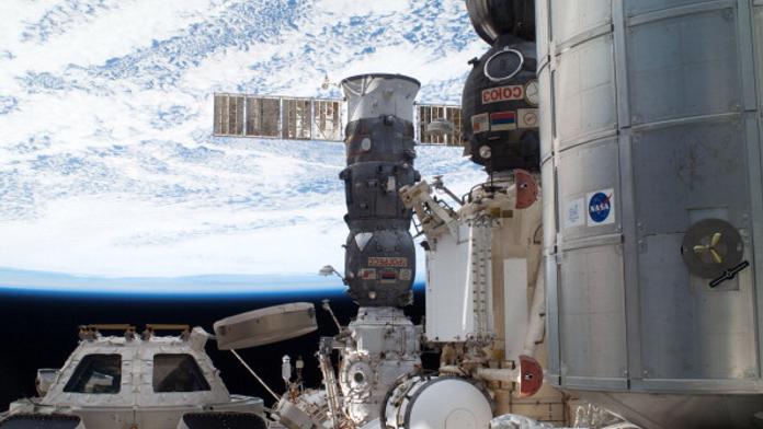 Netradiční oprava: Kosmonauti na ISS kontrolují díru v Sojuzu