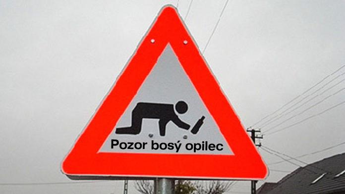 Bosý opilec bouchal v Brně na vrata vazební věznice