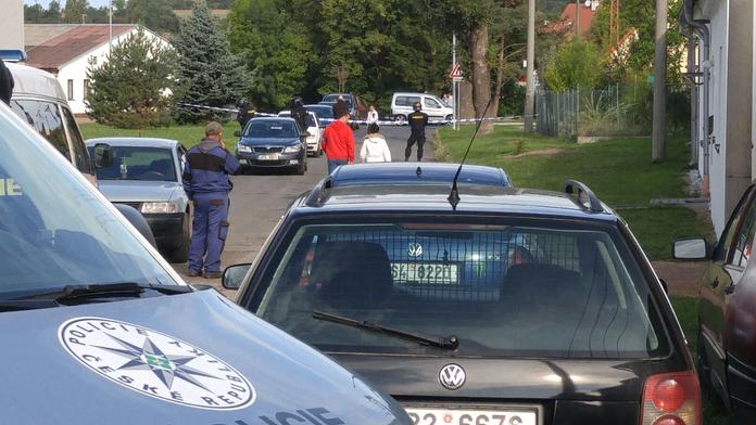 Policie řekla, jak zemřel muž v Dobřanech. Obvinila dva mladíky