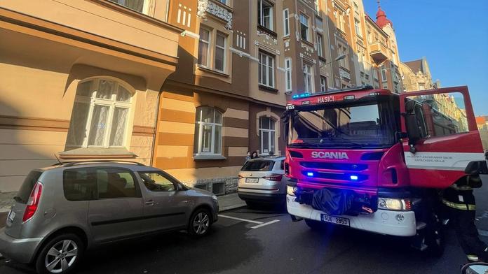 Desítky lidí zůstaly kvůli požáru ve sklepě bez domova. Hasiči vysvětlili proč