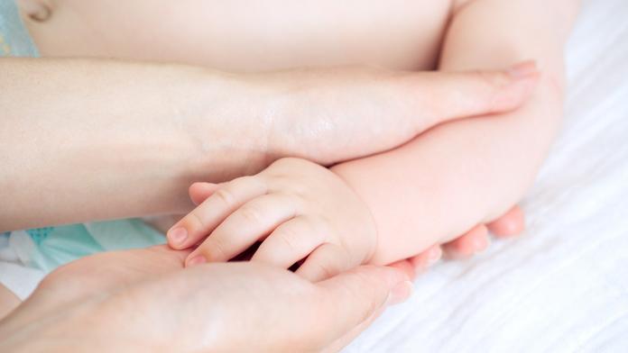 Siamská dvojčata za sebou mají první operaci. Lékaři promluvili o jejich stavu