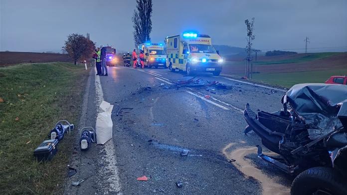 Při nehodě aut na Znojemsku zemřel člověk. Další dva se zranili