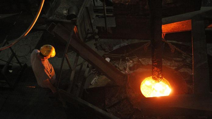 V Třineckých železárnách explodoval žhavý kov, tři lidé skončili v nemocnici