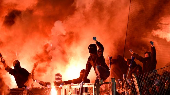 Fanoušci v Argentině se zbláznili. Rozjeli divoké ohňostroje před koncem zápasu