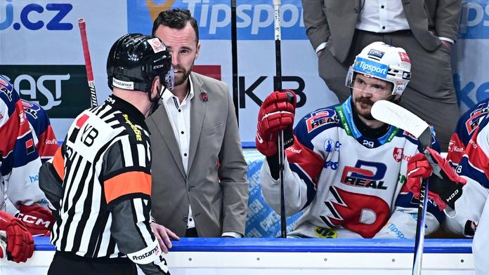 Třinec otočil finálový duel, řeší se ale sporný gól. Proč Pešán nesáhl po výzvě?
