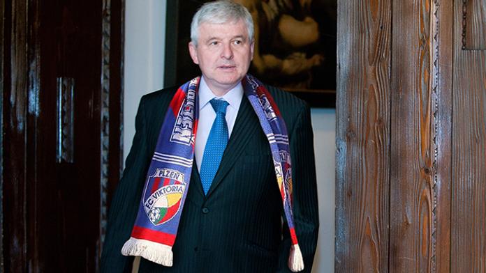 Rusnokova ostuda! Z pohřbu Mandely se "třepal", chtěl raději na fotbal do Plzně!